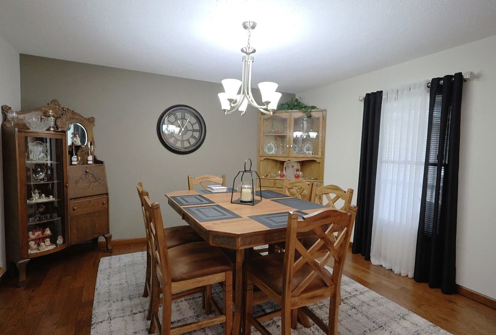 Image 7 of property listing at 2861 College Street Road, Salem, IL 62881