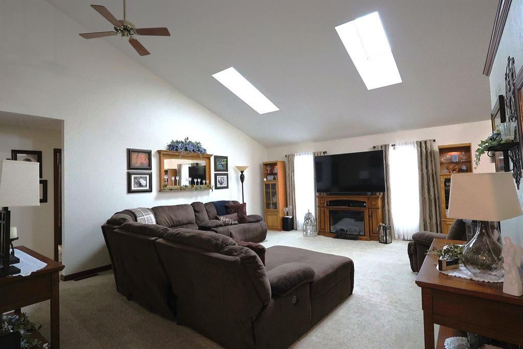 Image 9 of property listing at 2861 College Street Road, Salem, IL 62881