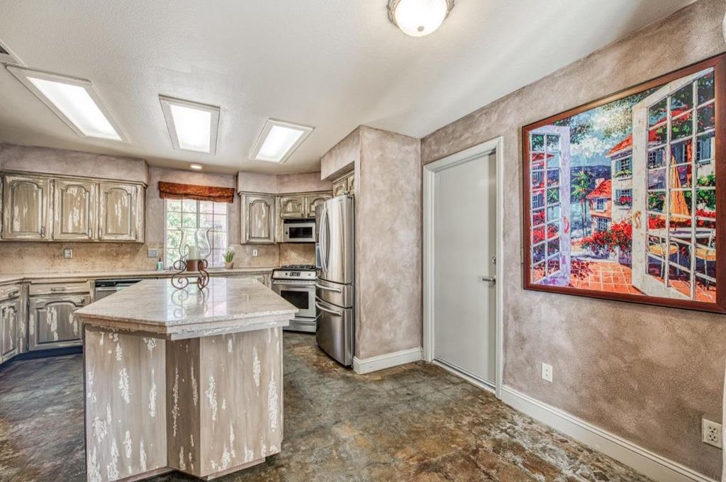 Image 12 of property listing at 645 E Champlain Drive # 123, Fresno, CA 93730