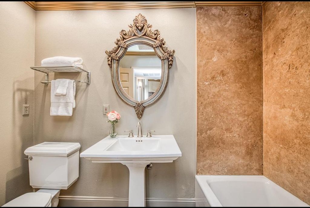 Image 15 of property listing at 645 E Champlain Drive # 123, Fresno, CA 93730