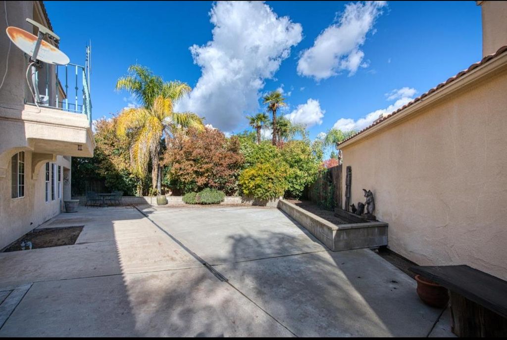 Image 25 of property listing at 645 E Champlain Drive # 123, Fresno, CA 93730