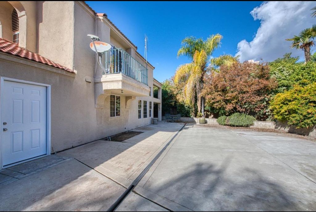 Image 27 of property listing at 645 E Champlain Drive # 123, Fresno, CA 93730