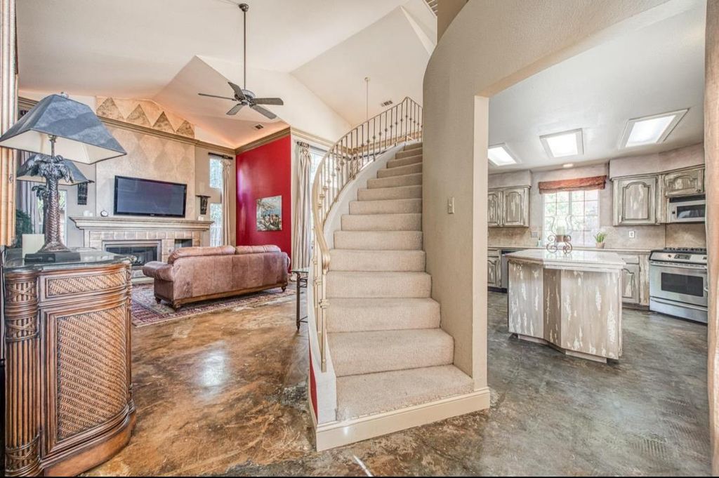 Image 3 of property listing at 645 E Champlain Drive # 123, Fresno, CA 93730