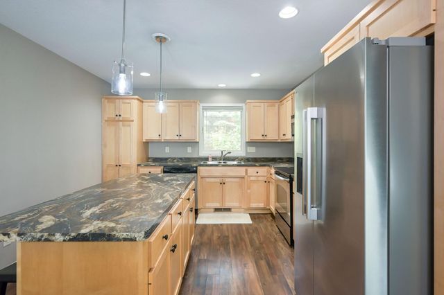 1003 Farrell Street S, Maplewood, MN 55119
