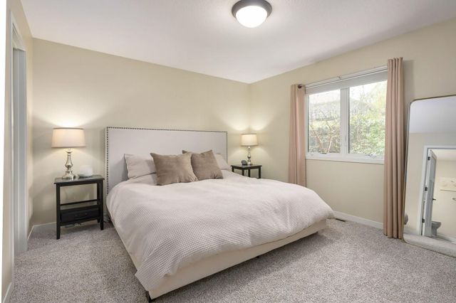 1003 Farrell Street S, Maplewood, MN 55119