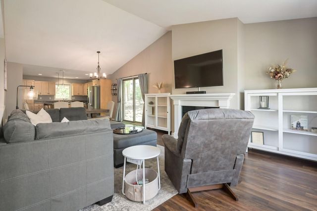 1003 Farrell Street S, Maplewood, MN 55119