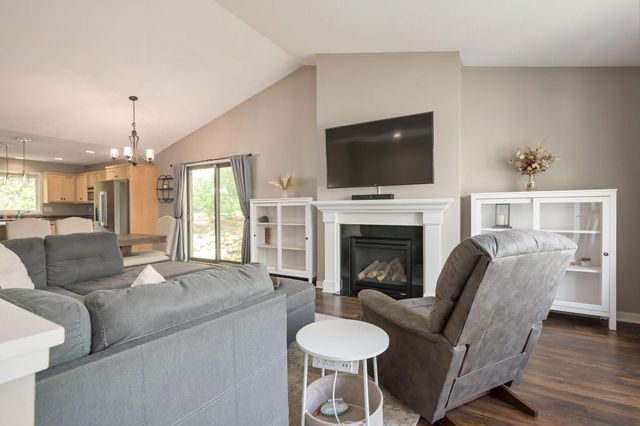 1003 Farrell Street S, Maplewood, MN 55119