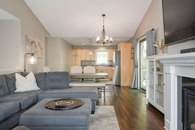 1003 Farrell Street S, Maplewood, MN 55119