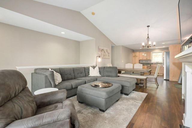 1003 Farrell Street S, Maplewood, MN 55119