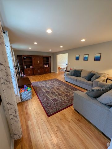 100 Southridge Dr, Monroeville, PA 15146
