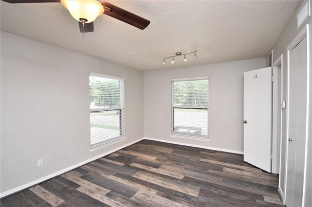 909 Fm 517 Road E F, Dickinson, TX 77539