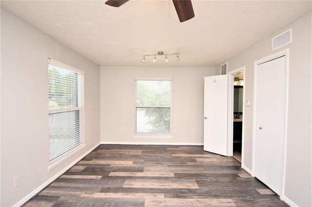 909 Fm 517 Road E F, Dickinson, TX 77539