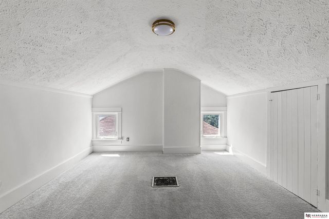 323 N 38th Avenue, Omaha, NE 68131