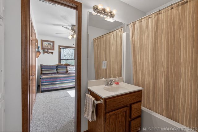 313 N 6th Street, Chouteau, OK 74337