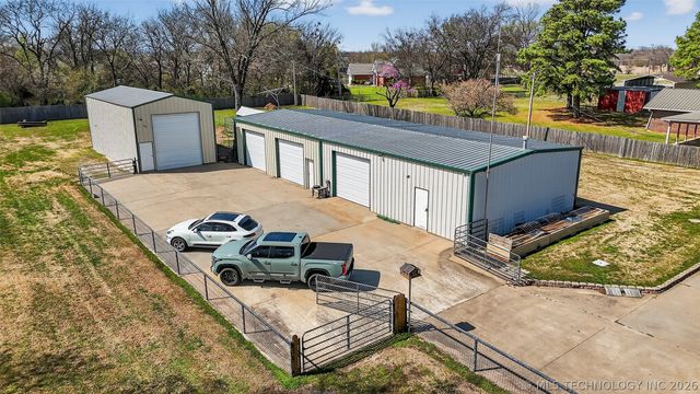 313 N 6th Street, Chouteau, OK 74337