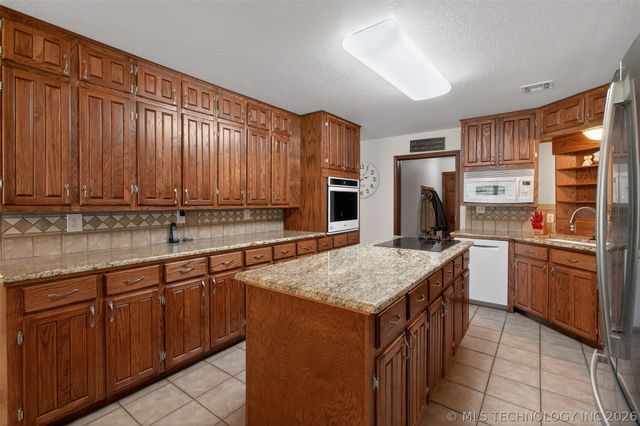 313 N 6th Street, Chouteau, OK 74337