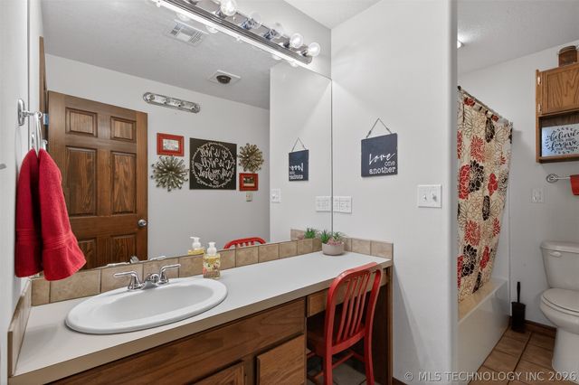 313 N 6th Street, Chouteau, OK 74337