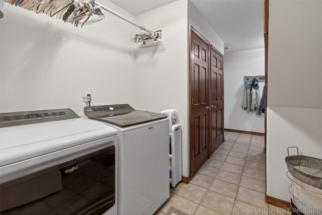 313 N 6th Street, Chouteau, OK 74337