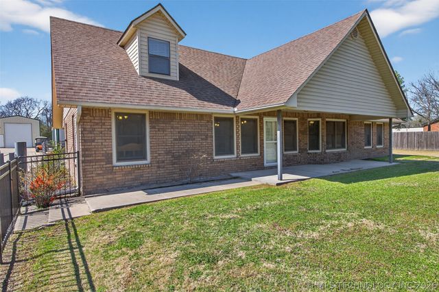 313 N 6th Street, Chouteau, OK 74337