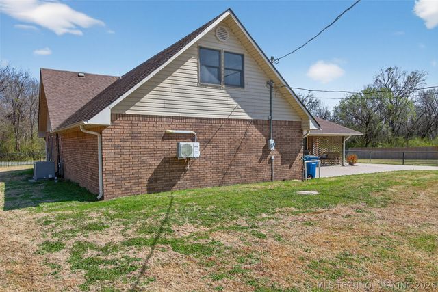 313 N 6th Street, Chouteau, OK 74337