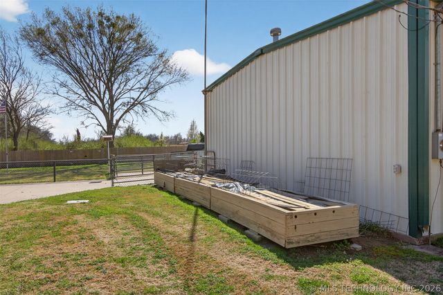 313 N 6th Street, Chouteau, OK 74337