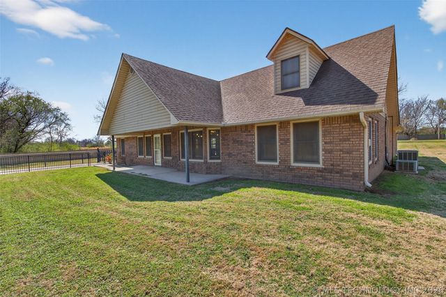 313 N 6th Street, Chouteau, OK 74337