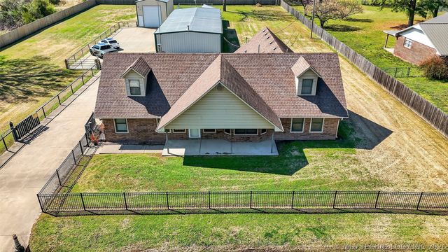 313 N 6th Street, Chouteau, OK 74337
