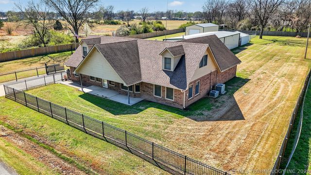 313 N 6th Street, Chouteau, OK 74337
