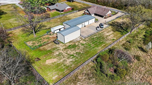 313 N 6th Street, Chouteau, OK 74337