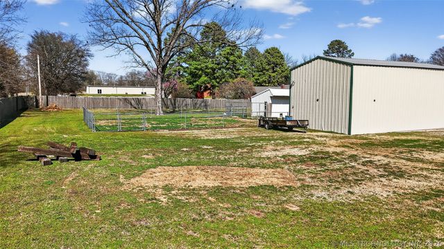 313 N 6th Street, Chouteau, OK 74337