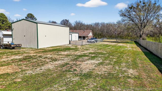 313 N 6th Street, Chouteau, OK 74337
