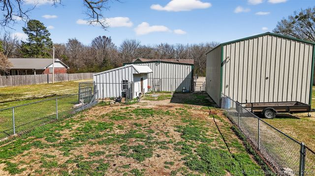 313 N 6th Street, Chouteau, OK 74337