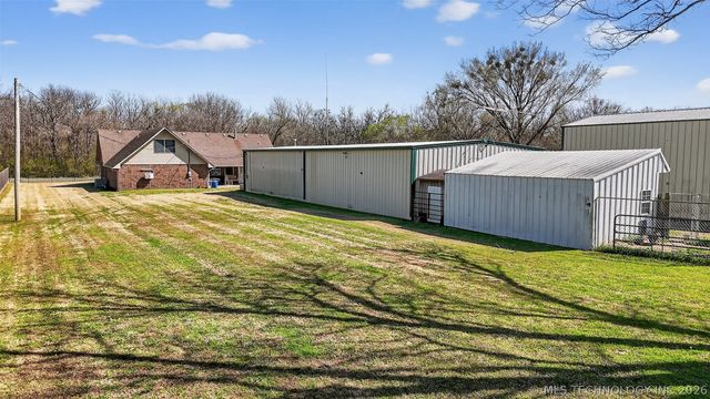 313 N 6th Street, Chouteau, OK 74337