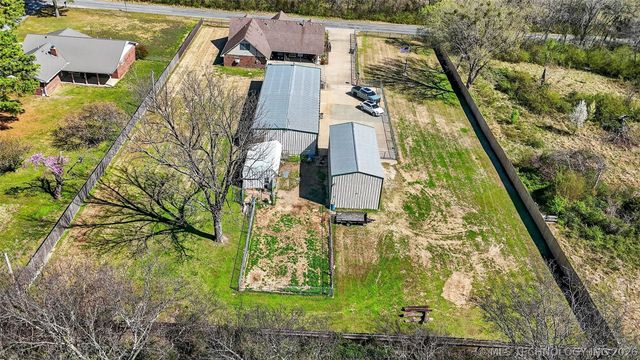 313 N 6th Street, Chouteau, OK 74337