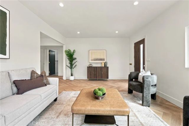4933 7th, Los Angeles, CA 90043