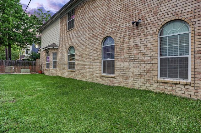 7630 N Linpar Court, Houston, TX 77040