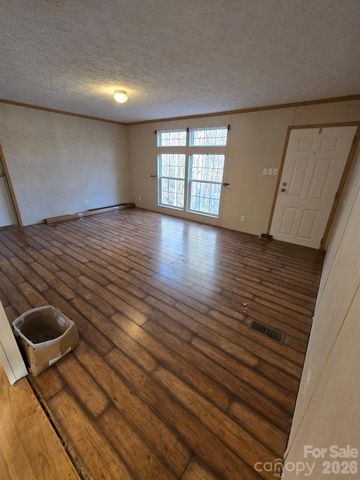 6 Woodland Street, Spruce Pine, NC 28777