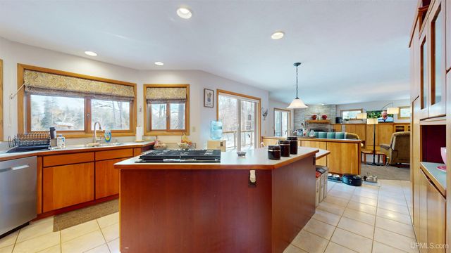 4318 K Road, Bark River, MI 49807