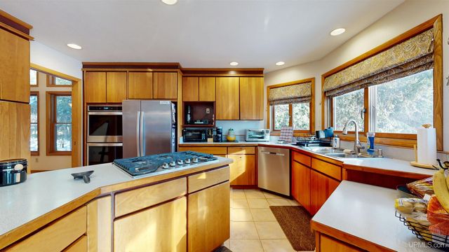 4318 K Road, Bark River, MI 49807