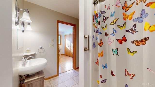 4318 K Road, Bark River, MI 49807