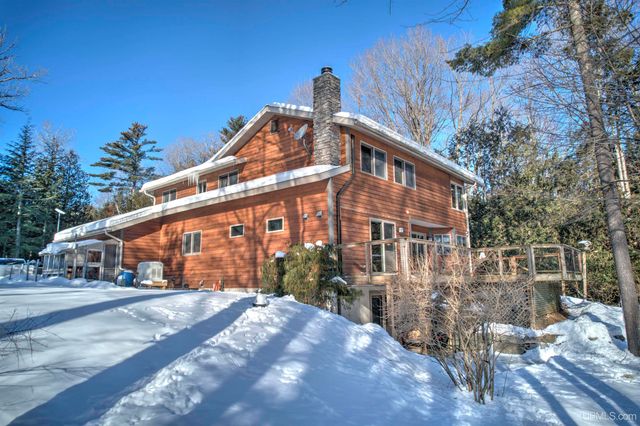 4318 K Road, Bark River, MI 49807