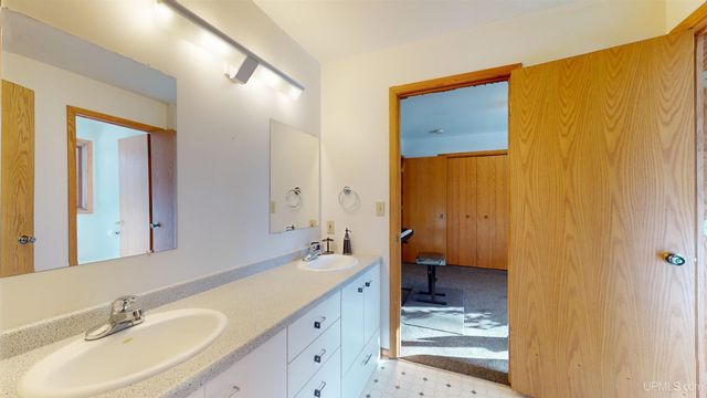 4318 K Road, Bark River, MI 49807