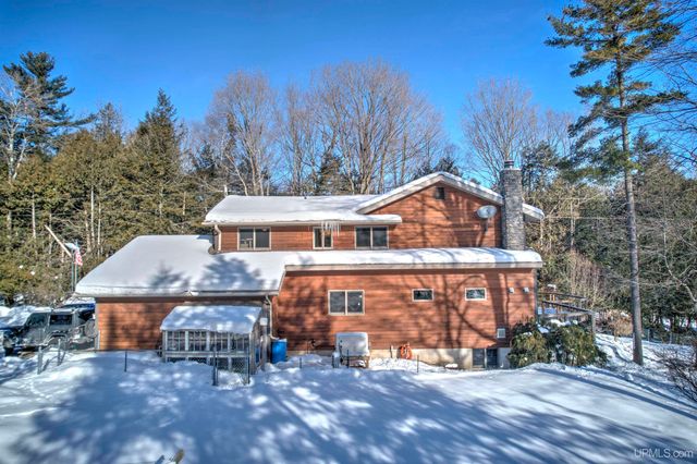 4318 K Road, Bark River, MI 49807