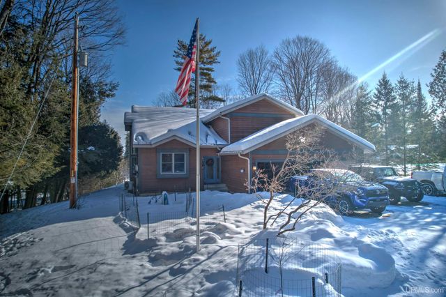 4318 K Road, Bark River, MI 49807