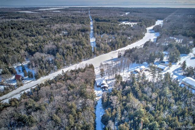 4318 K Road, Bark River, MI 49807