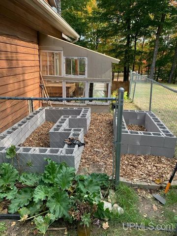 4318 K Road, Bark River, MI 49807