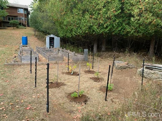 4318 K Road, Bark River, MI 49807