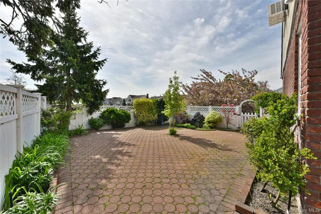 916 Center Drive, Franklin Square, NY 11010