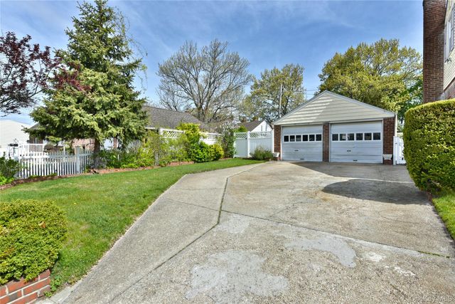 916 Center Drive, Franklin Square, NY 11010