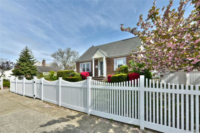 916 Center Drive, Franklin Square, NY 11010